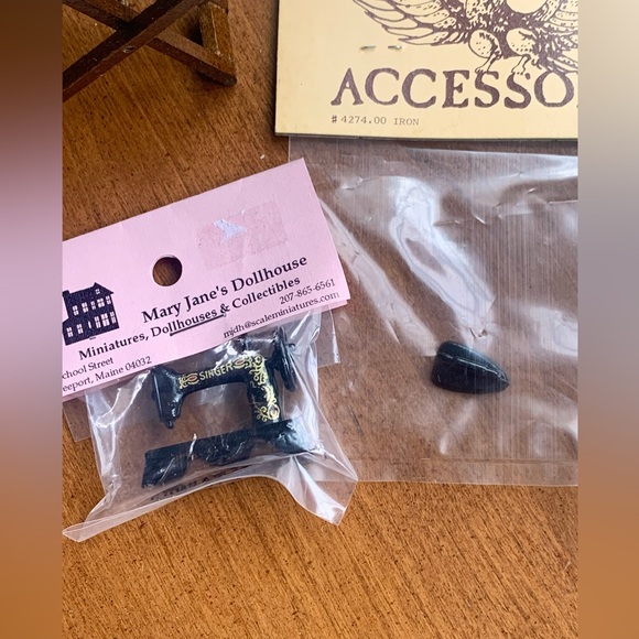 New Vintage Dollhouse Accessories, 3 pcs: Iron Board, Iron, Singer Sew Machine. - Picture 4 of 7